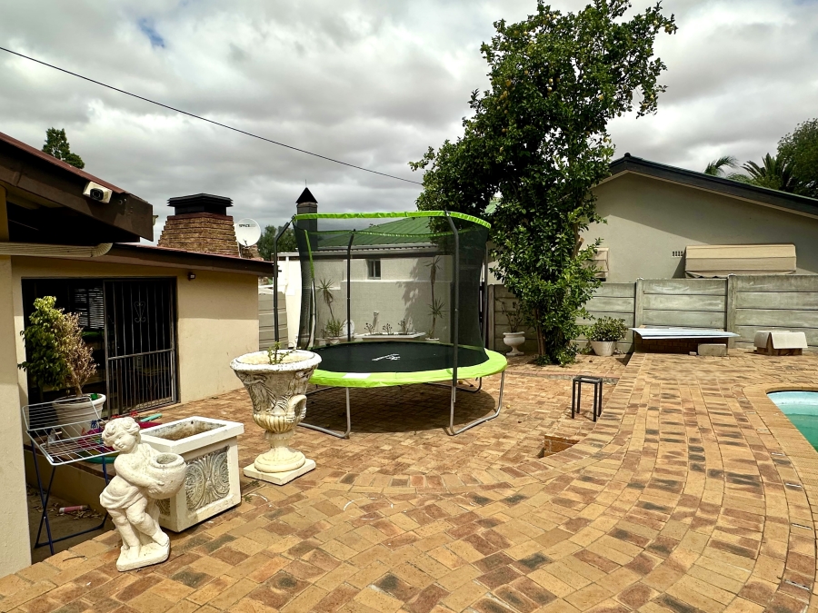 4 Bedroom Property for Sale in Bergzicht Western Cape